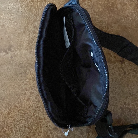 LULULEMON Everywhere Belt Bag Fanny pack in black - Picture 5 of 6